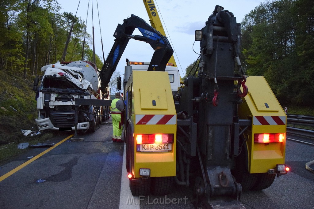 VU Gefahrgut LKW umgestuerzt A 4 Rich Koeln Hoehe AS Gummersbach P568.JPG - Miklos Laubert